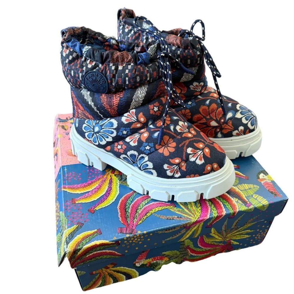 Farm Rio Pineapple Flowers Lug Sole Ankle Boots Size 7.5 Multicolor